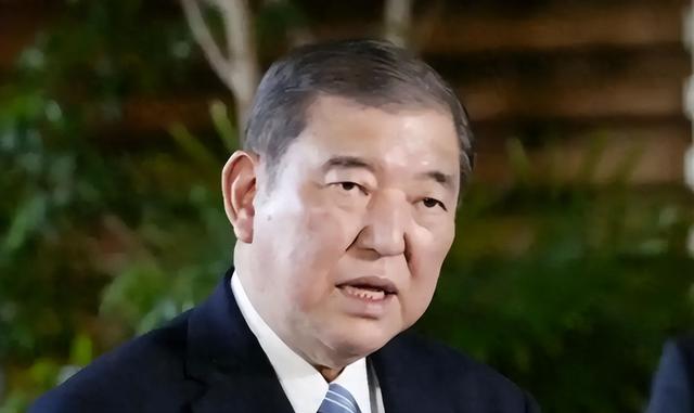 特朗普重拳敲打日方，驻日美军站队，中方警告，高市下台或倒计时