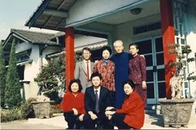 1985年，孙立人和两任夫人张晶英、张美英的合影，看起来恩爱有加图片