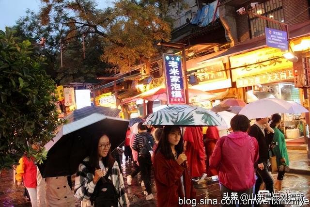 秋雨中的“西安回民街”街市（“陕西之旅”之六）