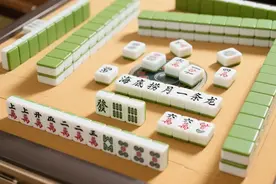 愿你打麻将顺风顺水顺财神，心想牌来，自摸摸到手软～图片