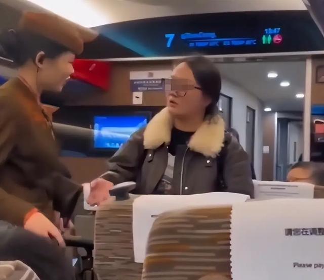 后续女子高铁堵道：知情人透原因，女子正脸被扒黑皮胖脸，已社死