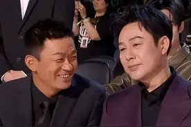 这夜，被坐“张颂文”旁边的王宝强惊艳，变的是面相不变的是气质图片