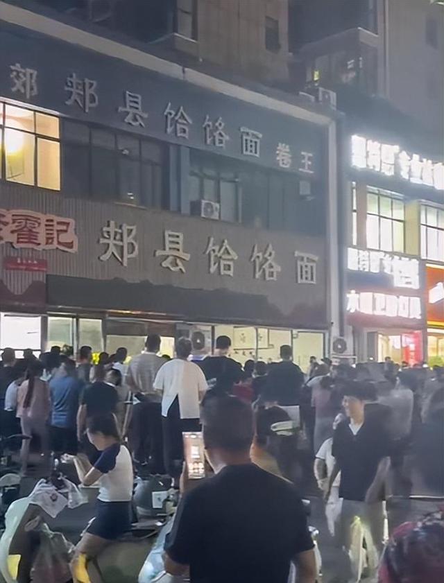 七匹狼发声明回应“续面事件”：必要时会依法维权；面馆现已歇业，街道办：会给一个结果
