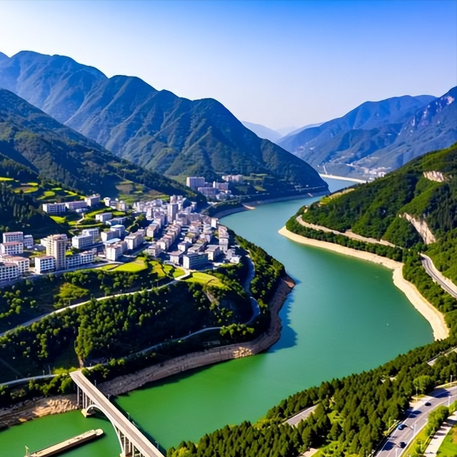 重庆冷门县城，至今没有铁路过境，被高铁遗忘，却暗藏世界级景点