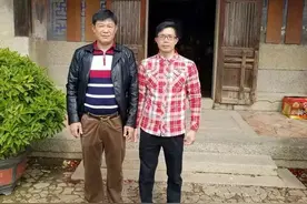 各届人士参观王加禄故居指导合影图片
