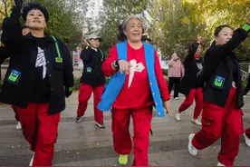 孟大妈“沉浸式跳舞”太治愈 主打就是一个“嗨皮”图片