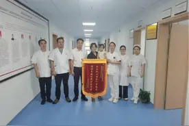 临终前，他嘱咐家人：一定要给医院送去锦旗！图片