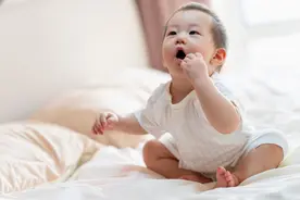 宝宝几个月会坐？别急着训练，看看医学上的标准时间图片