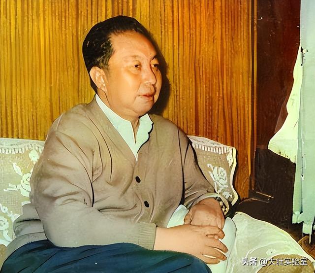 华国锋的夫人韩芝俊有多美？1961年的全家留影，30岁她端庄贤惠