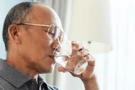 研究发现，每天早起喝温水的人，不出1个月，身体或出现3种变化图片