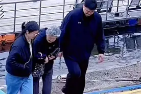 姚明一家五口出游，女儿姚沁蕾搀扶奶奶上楼梯，三代同堂温情满溢图片