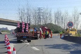 半挂车撞击高速水泥墙 事故致一人受伤图片