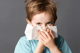 孩子流鼻涕，不同的颜色表示不同的疾病，尤其这种要赶紧去医院图片