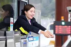 高速收费人员月薪才2000左右，为何很少有人离职，看完你就明白了图片