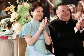 55岁杨澜高调秀恩爱！罕晒老公合影庆结婚28年，戴满翡翠气质超群图片