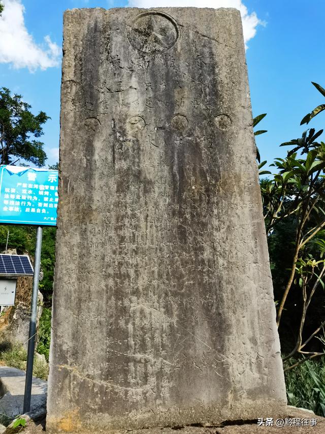 一个洞内烟云氤氲的躲匪洞，一个白练如幕的暗河瀑布