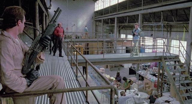 好莱坞的军火库：深度揭秘“机械战警”的武器选用与改装