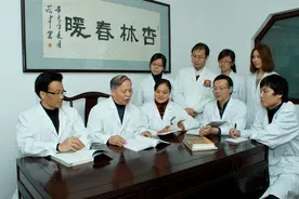 从医50多年，宁波这位八旬老中医坐着轮椅来出诊图片