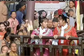 笑死！考上清北两男孩站面包车上“游街”，眼镜男：早知道不考了图片