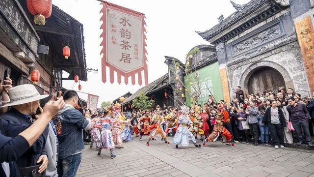 夯爆了！元通古镇清明春台会玩出新潮范儿