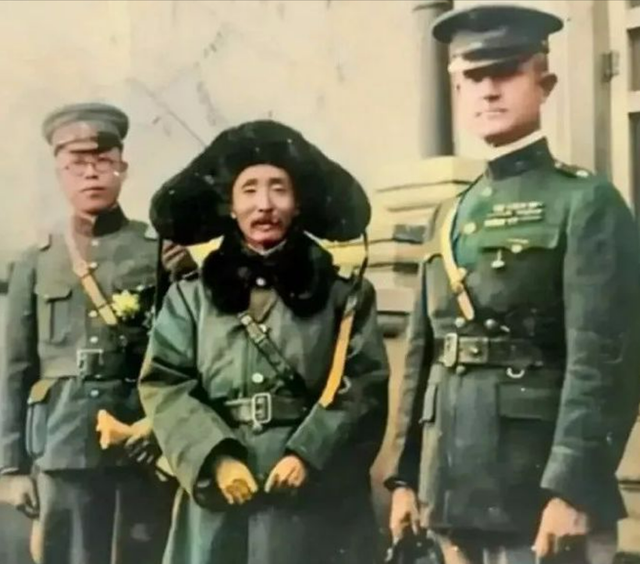 晚清大内高手给许世友表演武功，全场大惊，许世友大喊：看我的！