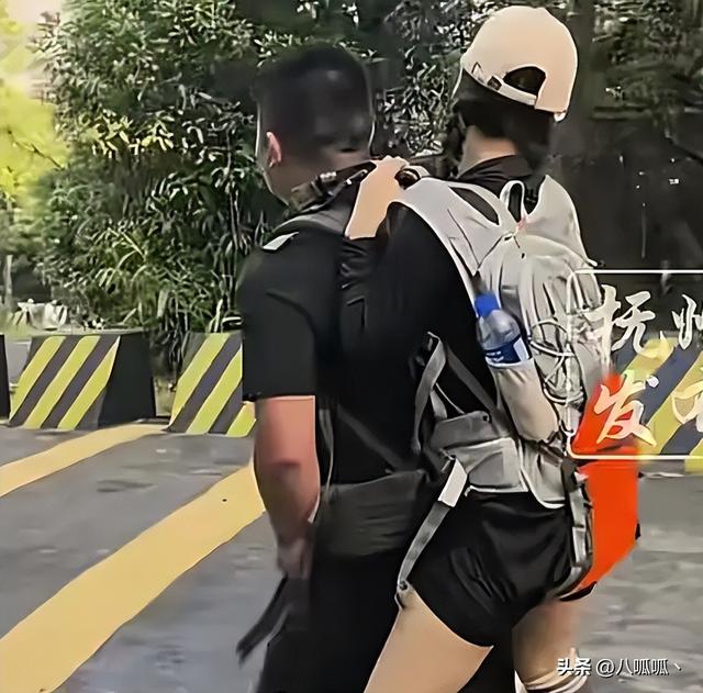 广东女子登山脚崴，被陌生小伙背40分钟下山，恶心的一幕出现了
