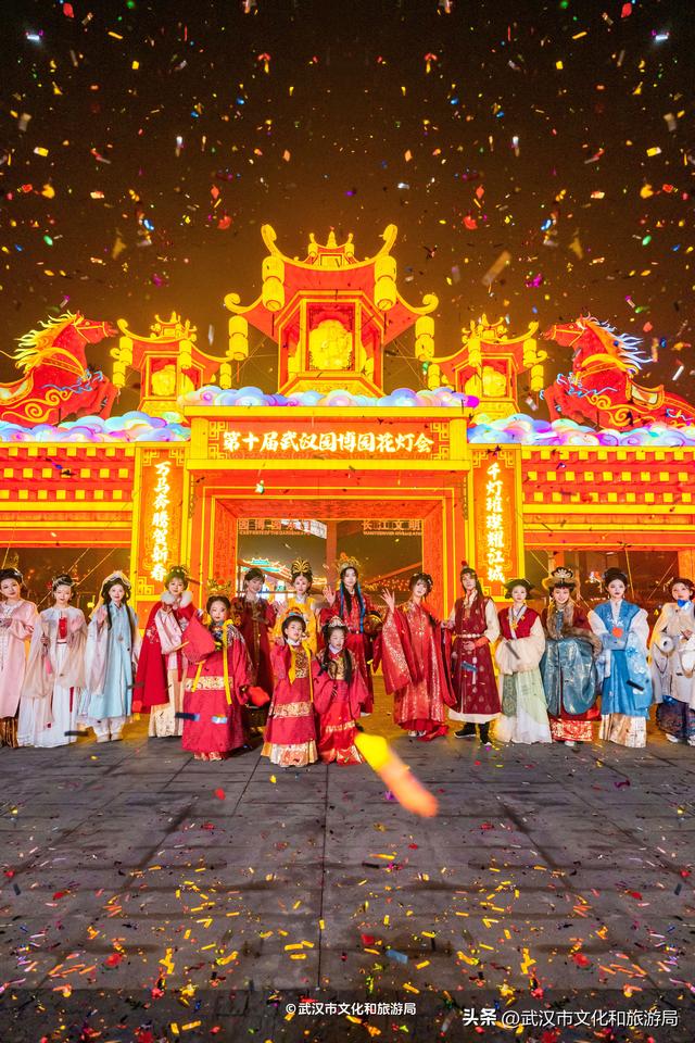 武汉最大发财树，三层楼高，明天亮！