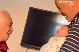 相差95岁的相遇！两个半月宝宝见太爷爷笑出了声图片