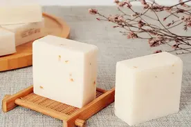 洗澡时用香皂还是沐浴露好？好多人都用错了，难怪皮肤变差！图片