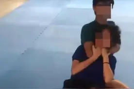 又是校园霸凌！男生暴打女生勒脖锁喉，处理结果男生无恙引不满图片