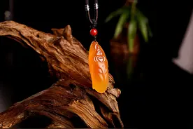 老话说“人养玉，玉养人”，但是有3种人要少戴玉，破财又伤人图片