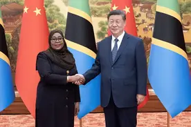 习近平会见坦桑尼亚总统哈桑图片