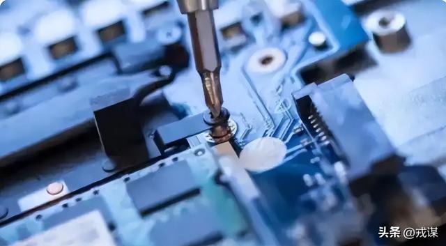 西方制裁成笑话？俄导弹拆出美零件，美财长脸都绿了