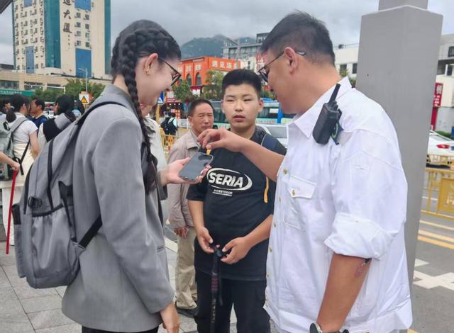 望岳正能量丨语言不通心相通！泰城公交司机巧用翻译软件为西班牙游客指路