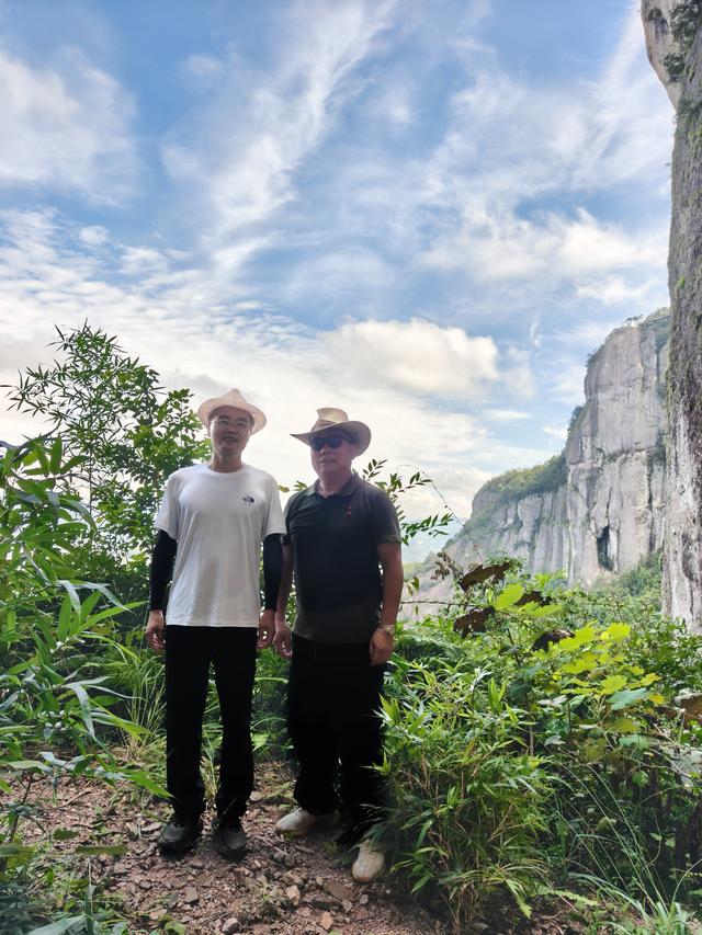 仙居县饭蒸岩景区，横看成岭侧成峰，远近高低各不同