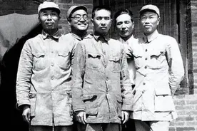 李天佑曾指挥邓华，四野组建兵团时，为何邓华后来居上成司令员？图片