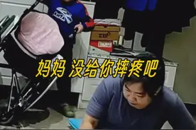 小男孩拼尽全力扶瘫痪妈妈上轮椅图片