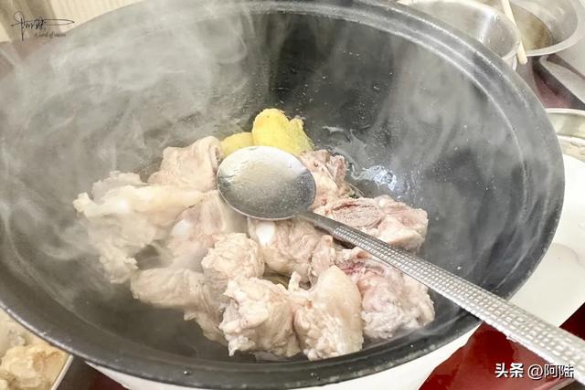 旅居大理,偶尔也会自己动动手,最近做的是它:排骨芋艿汤