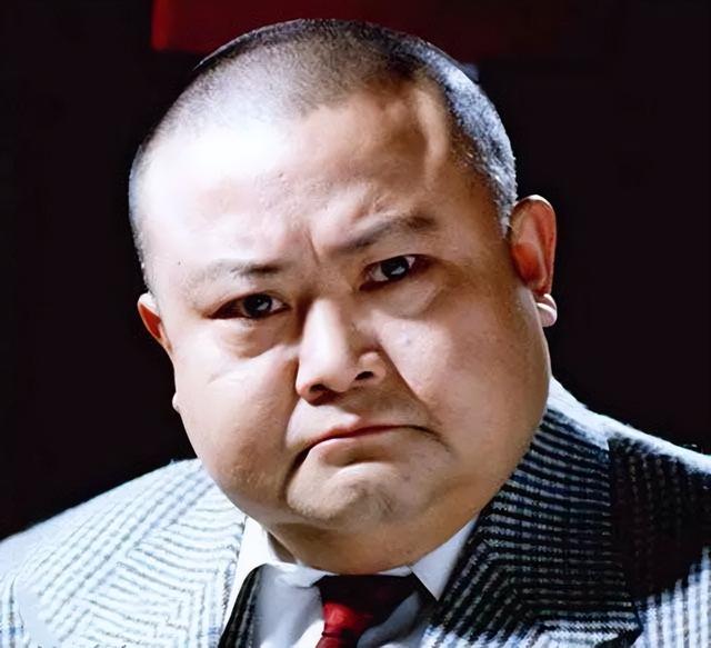 他是抗日英雄，一生娶了40多个老婆，83岁去世，死后44年才下葬