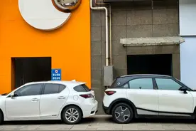 “消防通道”标识之下：违规停车、占道经营……图片