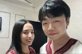 重庆小伙空手套白狼娶摩洛哥女网红，回国后，洋媳妇还陪他送外卖图片