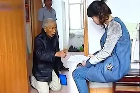 癌症父亲当众下跪，只为让女儿在遗嘱上签字！女儿：凭什么？图片