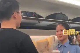 高铁乘务员在乘客见证下被男友求婚，拍摄者：他们在列车相遇，男生提前跟周围乘客说要求婚，还分了喜糖图片