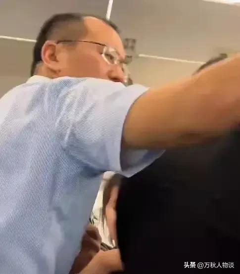 南航航班冲突后续：“熊孩子”家长护短打人，恶心的一幕还是出现