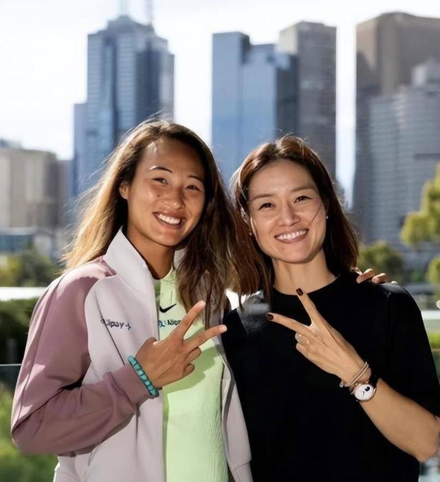 这一次被人民日报点名的郑钦文，暴露真实处境，原来李娜真没说错