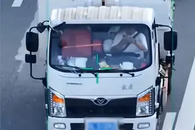 高清抓拍+语音提示，深圳交警使用无人机抓拍开车玩手机图片