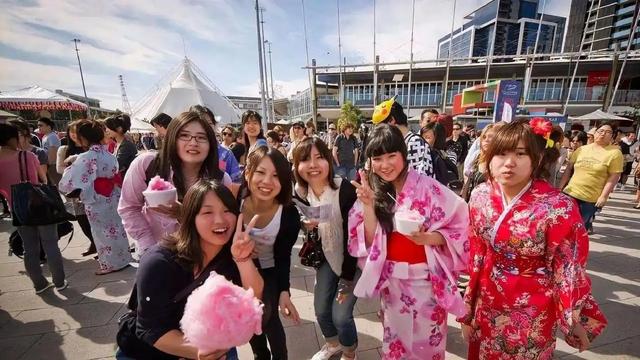 大量日本游客涌入杭州，打着旅行幌子不游西湖不品杭帮，为啥来？