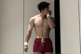 天菜肌肉帅哥，完美的胸肌腹肌，看着让人很心动！图片