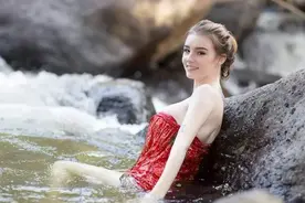 欧洲姑娘来中国旅游，第二天上街就迷茫了：中国男人真奇怪图片