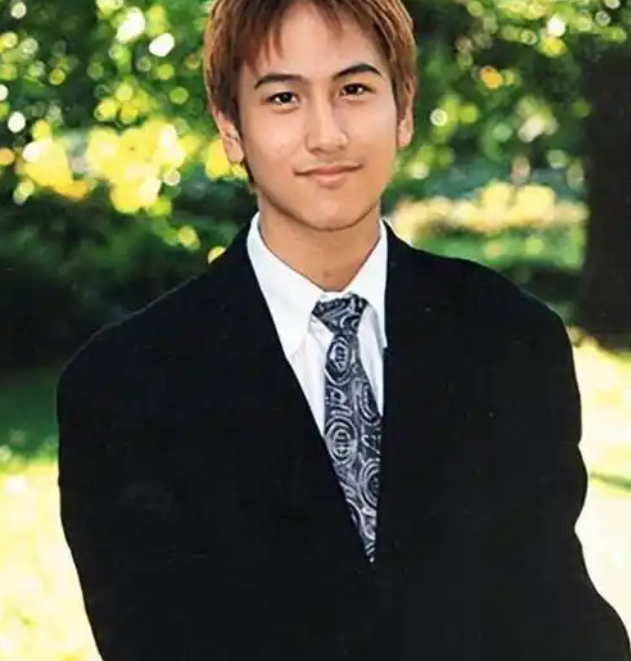 母亲是影后，父亲浦东开发第一人，继承上海百套房，21岁身价百亿